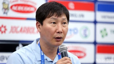 Huấn luyện viên Kim Sang Sik chia sẻ tại buổi họp báo sau trận đấu, tối 19/3. (Ảnh: SƠN TÙNG)