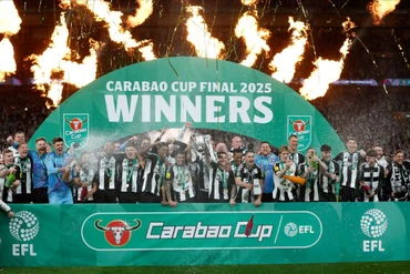Các cầu thủ Newcastle nâng cao cúp vô địch. (Ảnh: ESPN)