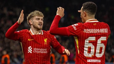 Harvey Elliott (trái) trở thành người hùng của Liverpool khi mang về bàn thắng muộn duy nhất. (Ảnh: Liverpool)
