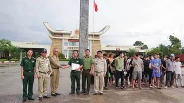 Đại diện Đồn Biên phòng Cửa khẩu quốc tế Mộc Bài, BĐBP Tây Ninh tiếp nhận 33 công dân Việt Nam bị cưỡng bức lao động với chiêu trò “việc nhẹ lương cao” từ lực lượng chức năng Campuchia.