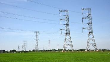 Đường dây 500 kV mạch 3 Quảng Trạch (Quảng Bình) - Phố Nối (Hưng Yên) đoạn đi qua tỉnh Nam Định. Ảnh | KHÁNH AN