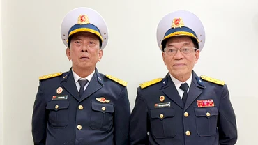 Đại tá Đặng Văn Tới (bên trái) và Trung tá Đào Mạnh Hồng.