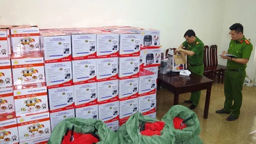 Công an thị xã Duy Tiên, tỉnh Hà Nam thu giữ tang vật các đối tượng tổ chức hội thảo tri ân khách hàng nhằm trục lợi.
