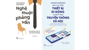 Hai cuốn sách tại Lễ ra mắt năm 2023.