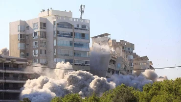 Khói bốc lên sau vụ không kích của Israel vào khu vực Tayouneh, Beirut, Lebanon ngày 15/11/2024. Ảnh | Reuters/Mohammed Yassin