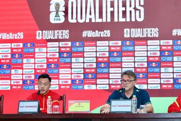 Huấn luyện viên Philippe Troussier và tiền vệ Nguyễn Thái Sơn. (Ảnh: VFF)