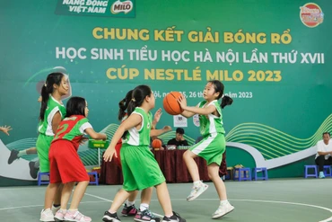 Các đội bóng nữ tranh tài quyết liệt. 
