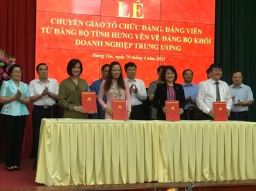 Ký biên bản bàn giao tổ chức đảng, đảng viên giữa Thường trực Đảng ủy Khối cơ quan-doanh nghiệp tỉnh Hưng Yên với lãnh đạo đảng ủy các ngân hàng thương mại nhà nước.