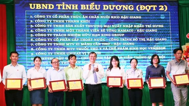 Lãnh đạo tỉnh hậu Giang biểu dương người nộp thuế năm 2023.