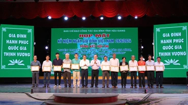 Lãnh đạo tỉnh tặng Bằng khen cho các gia đình