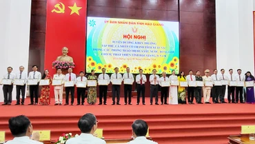 Tặng bằng khen cho các tập thể.