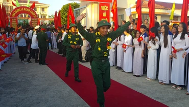 Thanh niên Hậu Giang hăng hái lên đường nhập ngũ.