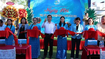 Nghi thức cắt băng khai mạc Ngày hội.