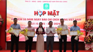 Trao Giải Nhất cho các tác giả.