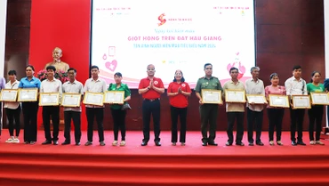 Tặng bằng khen của Chủ tịch UBND tỉnh cho các cá nhân có thành tích xuất sắc trong phong trào hiến máu tình nguyện.