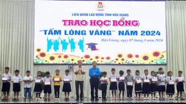 Tặng học bổng cho các cháu ở thành phố Vị Thanh.