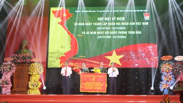 Tỉnh ủy Hậu Giang tặng bức trướng cho Bộ Chỉ huy Quân sự tỉnh Hậu Giang.