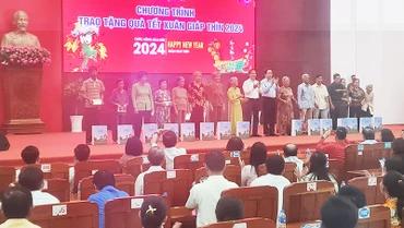 Phó Chủ tịch Thường trực Quốc hội Trần Thanh Mẫn tặng quà Tết cho gia đình chính sách.