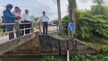 Kiểm tra độ mặn ở cống Hóc Pó, xã Lương Nghĩa, huyện Long Mỹ (Hậu Giang).