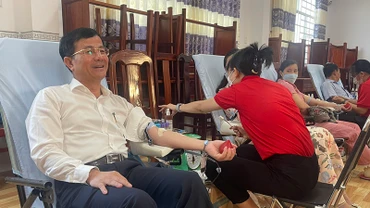 Đồng chí Trần Văn Huyến, Phó Bí thư Thường trực Tỉnh ủy, Chủ tịch Hội đồng nhân dân tỉnh Hậu Giang tham gia hiến máu tình nguyện sau lễ phát động.