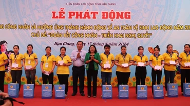 Tặng quà cho đoàn viên, công nhân, viên chức, người lao động có hoàn cảnh khó khăn.