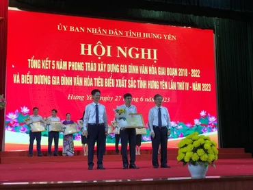 Lãnh đạo tỉnh Hưng Yên trao tặng Bằng khen cho các tập thể, cá nhân và các gia đình văn hóa tiêu biểu.