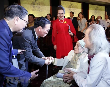 Chủ tịch nước Võ Văn Thưởng thăm hỏi bà Nghiêm Thúy Băng, vợ của Nhạc sĩ Văn Cao. 