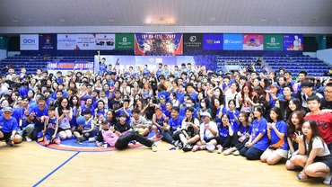 Niềm vui của ban huấn luyện, các cầu thủ Hanoi Buffaloes cùng đông đảo người hâm mộ sau trận thắng kịch tính trước Saigon Heat.