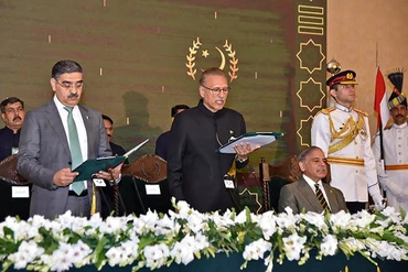 Thủ tướng tạm quyền của Pakistan Anwaar-ul-Haq Kakar (trái) tại lễ tuyên thệ nhậm chức ở Islamabad ngày 14/8/2023. (Ảnh: AFP/TTXVN)