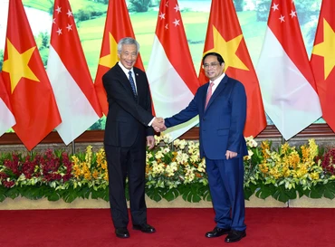 Thủ tướng Phạm Minh Chính và Thủ tướng Lý Hiển Long. (Ảnh: TRẦN HẢI)