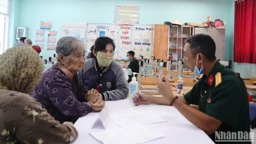 Khám chữa bệnh cho người có công. (Ảnh: THẾ ANH)