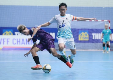 U20 Thái Sơn Nam (trắng) giành chiến thắng trong trận đấu mang tính quyết định đến tấm vé vào bán kết.