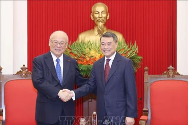 Trưởng Ban Tổ chức Trung ương Lê Minh Hưng tiếp Cố vấn đặc biệt Liên minh nghị sĩ hữu nghị Nhật – Việt Takebe Tsutomu. (Ảnh: TTXVN)