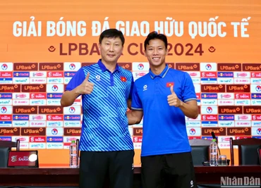 Huấn luyện viên Kim Sang Sik và cầu thủ Quế Ngọc Hải tại buổi họp báo trước trận đấu gặp đội tuyển Nga. (Ảnh: SƠN TÙNG)