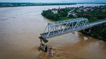 [Video] Toàn cảnh cầu Phong Châu bị sập từ trên cao