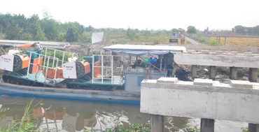 Phương tiện chở máy gặt đập liên hợp sẽ không qua được cầu nếu xây dựng như thiết kế hiện nay.