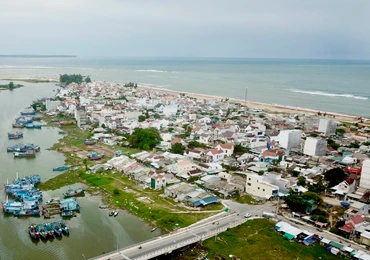 Người dân nhiều vùng quê, làng biển chọn lựa cơ sở y tế các tỉnh, thành phố khác để khám chữa bệnh. 