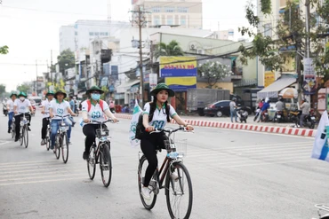 Đạp xe cổ động hưởng ứng Giờ trái đất 2023 tại Cần Thơ.