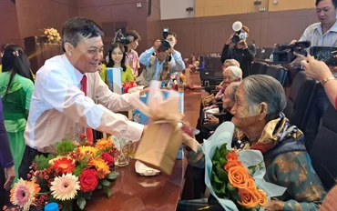 Đồng chí Nguyễn Văn Lộc, Ủy viên Ban Thường vụ, Trưởng Ban Dân vận Tỉnh ủy, Chủ tịch Ủy ban Mặt trận Tổ quốc Việt Nam tỉnh Bình Dương trao tặng hoa và quà cho các Mẹ Việt Nam Anh hùng.