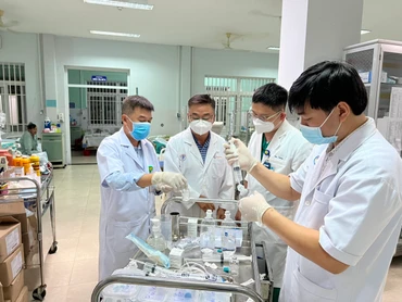 TS.BS Lê Quốc Hùng - trưởng khoa bệnh nhiệt đới và bác sĩ CKII Trần Thanh Linh, Trưởng khoa hồi sức cấp cứu có mặt tại Quảng Nam cấp cứu cho các bệnh nhân bị ngộ độc Botulinum. (Ảnh bệnh viện cung cấp)