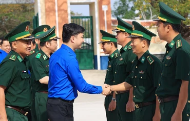 Bí thư Trung ương Đoàn, Chủ tịch Trung ương Hội Sinh viên Việt Nam Nguyễn Minh Triết thăm cán bộ, chiến sĩ Biên phòng đứng chân tuyến biên giới Giang Thành, tỉnh Kiên Giang. 
