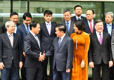 Đồng chí Trần Cẩm Tú với các Trưởng Cơ quan đại diện Việt Nam ở nước ngoài tại buổi gặp mặt.