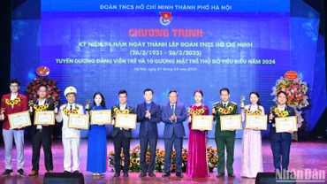Bí thư Trung ương Đoàn, Chủ tịch Hội Sinh viên Việt Nam Nguyễn Minh Triết và Phó Bí thư Thường trực Thành ủy Hà Nội Nguyễn Văn Phong (thứ 6 và 7 từ trái qua) trao Bằng khen tặng các Gương mặt trẻ Thủ đô tiêu biểu năm 2024.