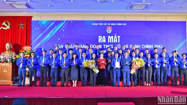Đại diện lãnh đạo Đảng ủy Chính phủ, Trung ương Đoàn tặng hoa chúc mừng Ban Chấp hành Đoàn Thanh niên Chính phủ nhiệm kỳ 2025-2030 tại buổi lễ.