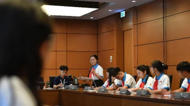 Các đại biểu Phiên họp giả định "Quốc hội trẻ em" lần thứ 2 thảo luận tại tổ.