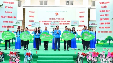 Bí thư Trung ương Đoàn, Chủ tịch Hội Liên hiệp Thanh niên Việt Nam Nguyễn Tường Lâm, Bí thư Thành đoàn Hà Nội Chu Hồng Minh (thứ 3 và 5 từ phải sang) giao chỉ tiêu nhiệm vụ cho 5 đội hình tình nguyện Tháng Thanh niên năm 2025 của tuổi trẻ Thủ đô.