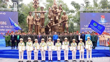 Đại diện Bộ Công an, Trung ương Đoàn và Công an Thành phố Hà Nội cùng 10 Gương mặt trẻ Công an Thủ đô tiêu biểu năm 2024.