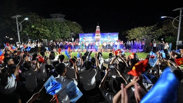 Sinh viên tiêu biểu, xuất sắc tham gia Hành trình "Sinh viên với biển, đảo Tổ quốc" tại huyện đảo Trường Sa (tỉnh Khánh Hòa).