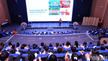 Ông Hoàng Nam Tiến, Thành viên Hội đồng sáng tạo Tập đoàn FPT, Phó Chủ tịch Hội đồng Trường Đại học FPT chia sẻ tham luận "Cháu ngoan Bác Hồ trong thời đại AI" trước hàng trăm đại biểu dự Đại hội.