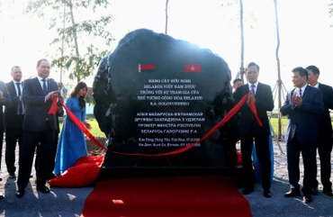 Thủ tướng Cộng hòa Belarus Roman Golovchenko và Đoàn đại biểu cấp cao Chính phủ Cộng hòa Belarus dự lễ trồng hàng cây hữu nghị Belarus-Việt Nam, tại khuôn viên Công ty Cổ phần xuất, nhập khẩu và chế biến thực phẩm Âu Việt, xã Chính Nghĩa, huyện Kim Động, tỉnh Hưng Yên.